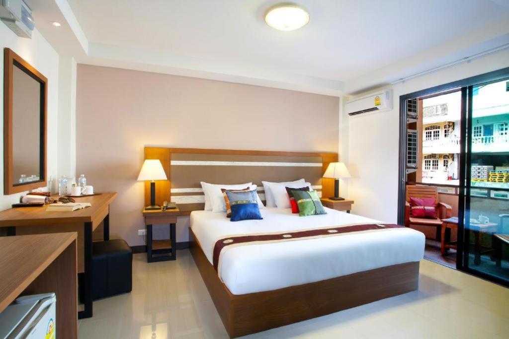 Patong V Hotel Esterno foto